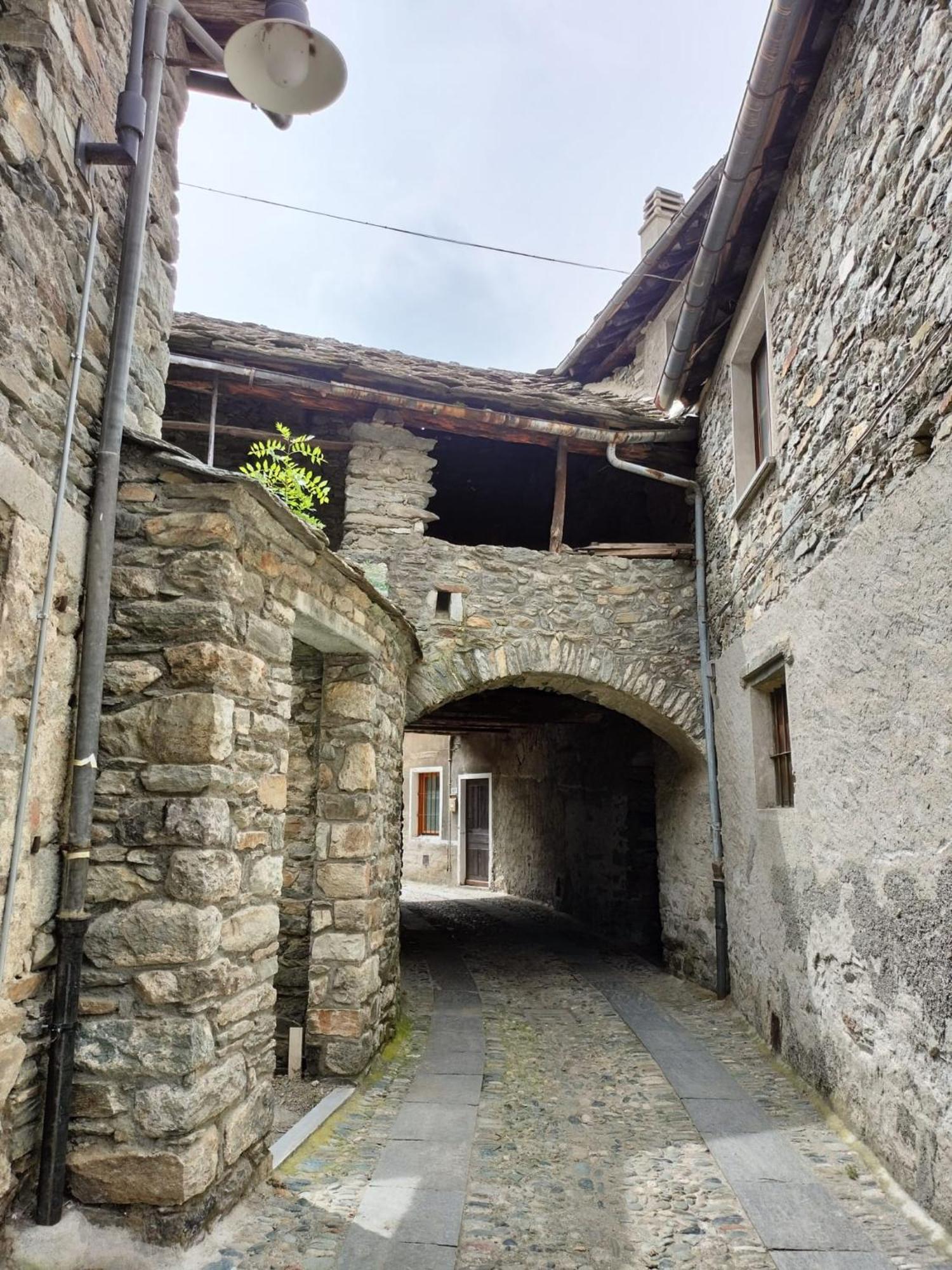 Apartmán La Torre Colombaia - Monumento Del 1400 Arnad Exteriér fotografie